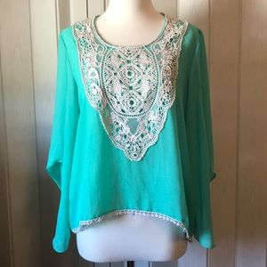 blue/green flow top with white lace